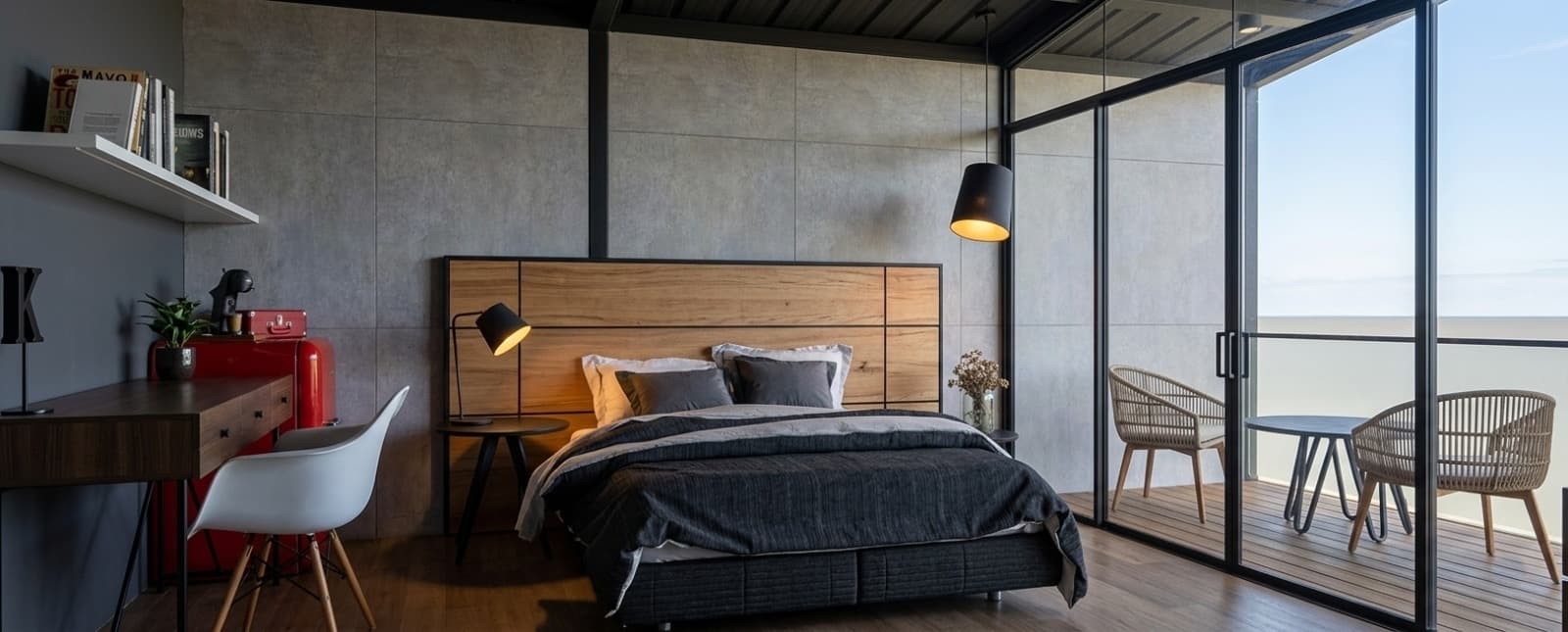 Dormitorio de CRUDO 01 con cabecera de madera, escritorio y frente vidriado con vista al horizonte