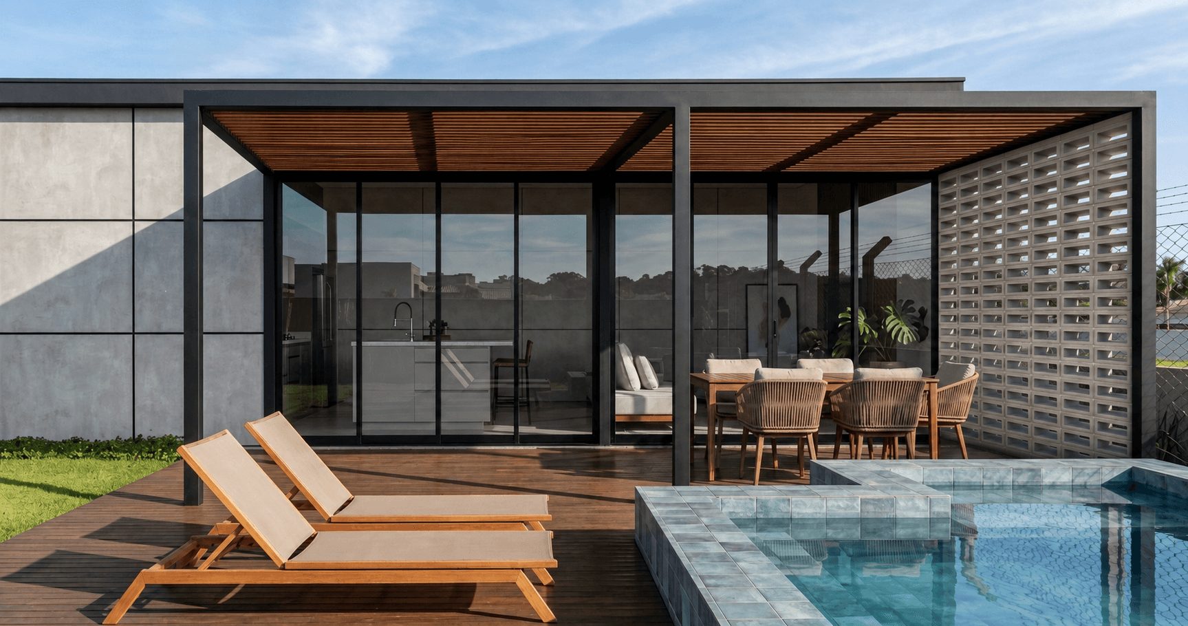 Galería de CRUDO 03 bajo pérgola metálica, con cobogós de concreto, mesa exterior y pileta