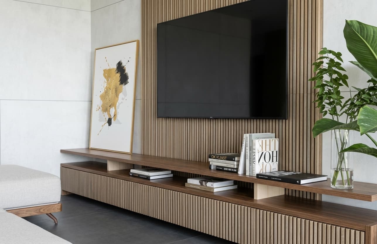 Detalle del mueble de TV en madera del living de CRUDO 03